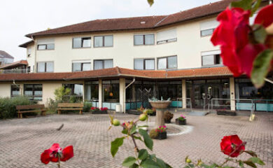 MEDIAN Wohn- und Pflegeheim Pfalzstift Bad Dürkheim 3 Pflegeheim MATERNUS SeniorenCentrum An den Salinen